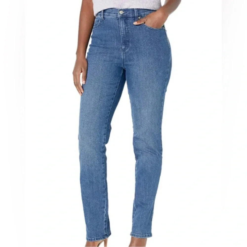 GLORIA VANDERBILT Amanda light wash blue jeans average length 5 pockets size 10